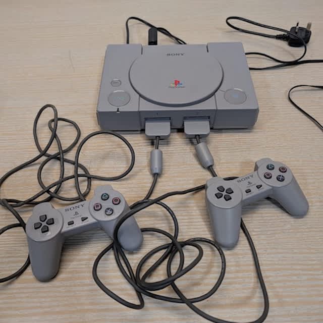 Fully Working PS1 with 2 controllers 
