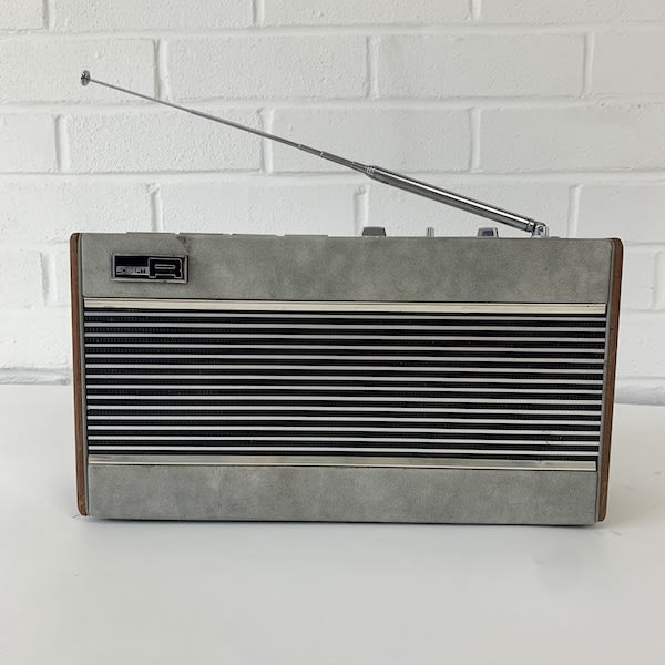 4: Vintage Roberts Radio (Fully Working)