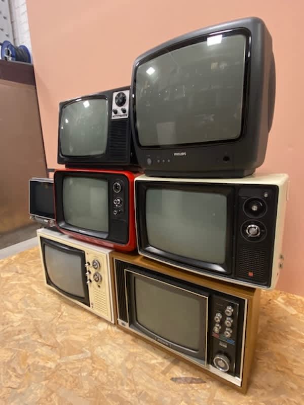 4: Stack Of 7 TV's (1 Fully Working With 6 Static Only TV's)