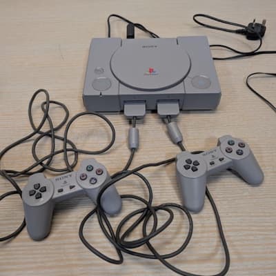 Fully Working PS1 with 2 controllers 