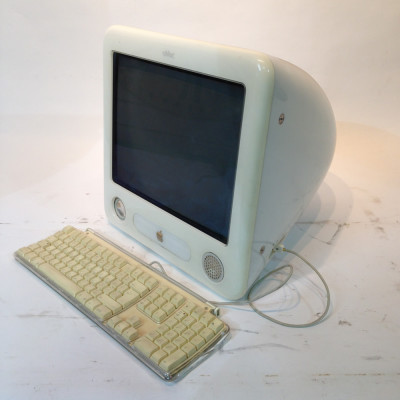 Fully Working White Apple Mac 2000 Edition With Keyboard & Mouse