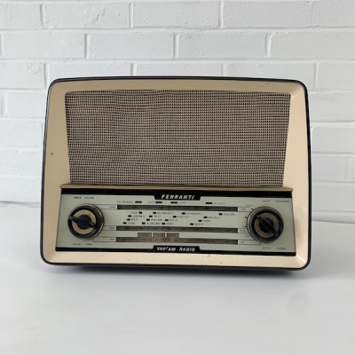Vintage Bakelite Radio (Non Practical)