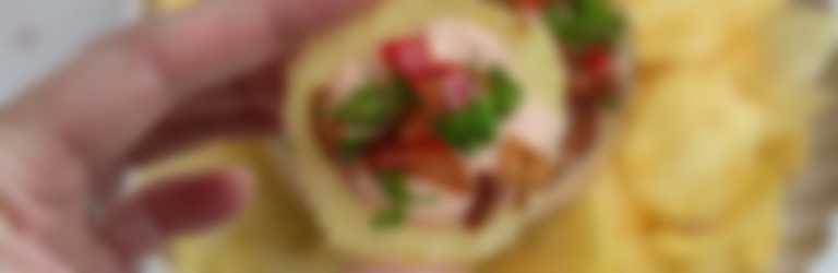 Tomaten-labneh dip met Looye Honingtomaten, crispy sjalotjes en verse kruiden