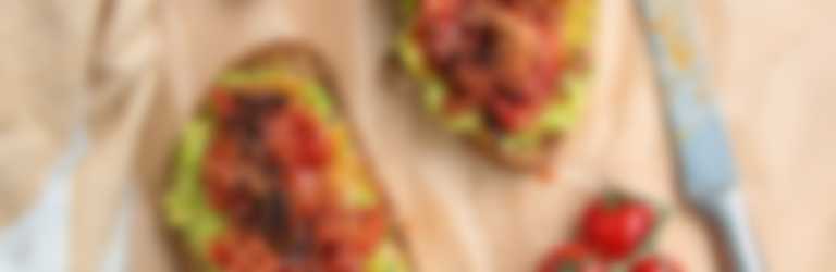 Broodje met avocado, gekonfijte Looye Honingtomaten en crispy chili olie 