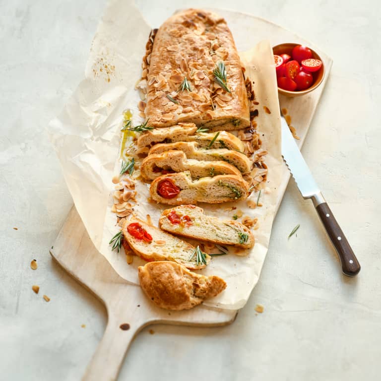 Hartige paasstol met Looye Honingtomaten en pesto