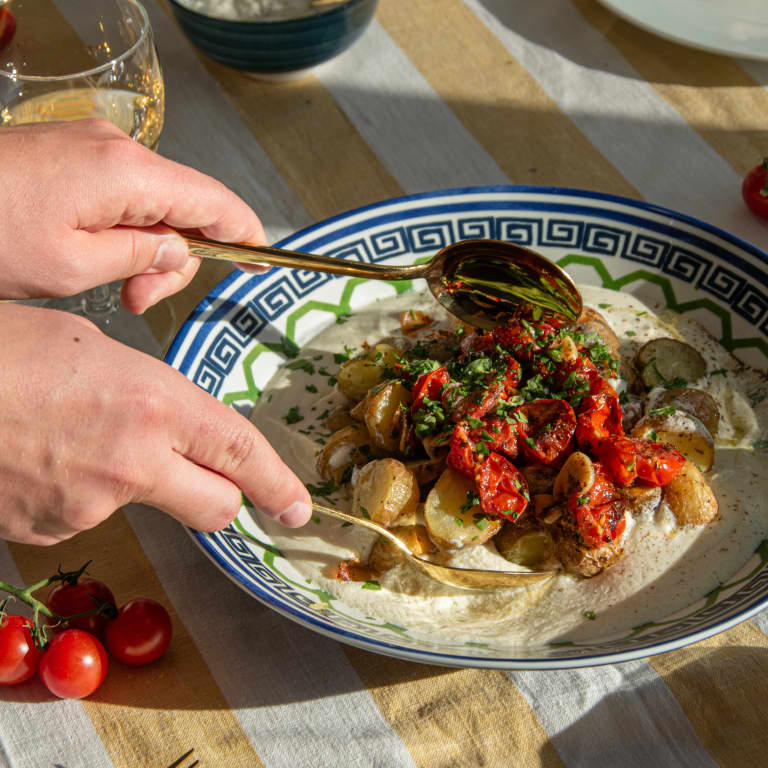 Griechische Ofenkartoffeln mit karamellisierten Looye Honigtomaten & Whipped Feta  