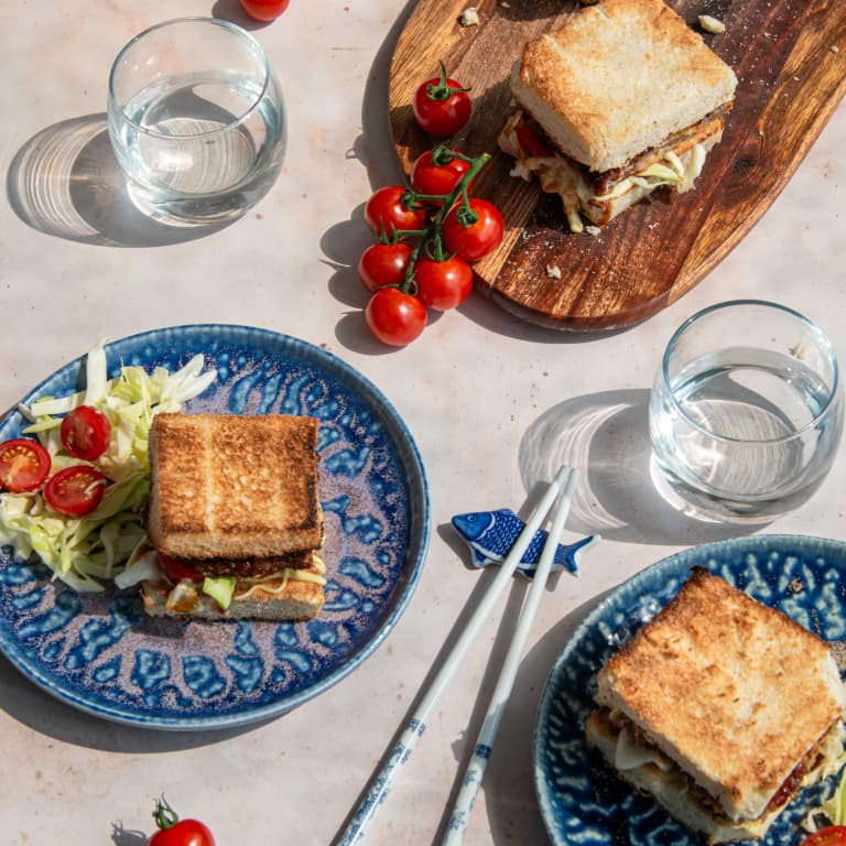 Japanse katsu sando met frisse Looye Honingtomaten-koolsla en tonkatsu saus
