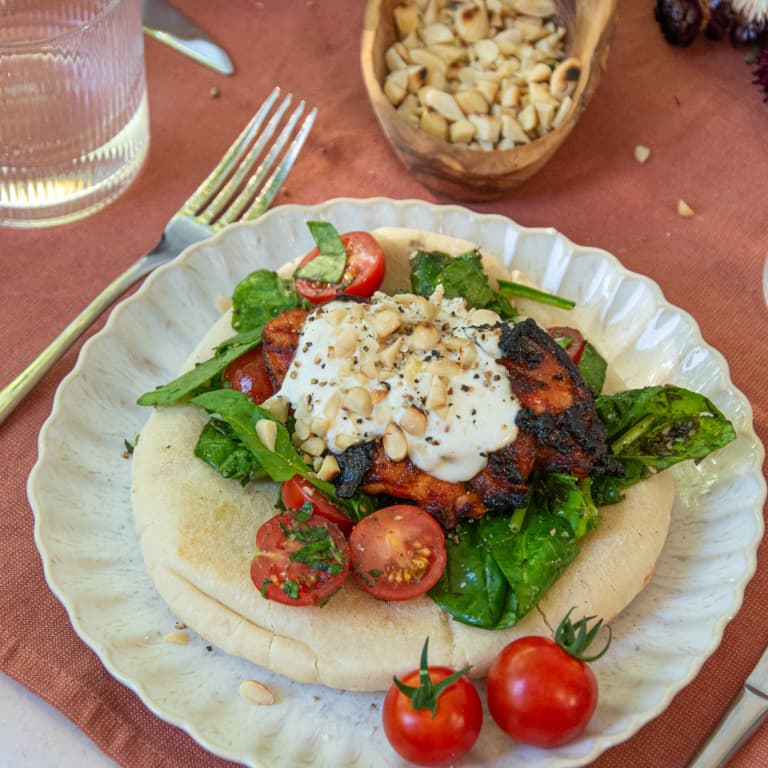 Flatbread met Looye Honingtomaten, harissa-kip en tahin-yoghurt saus 