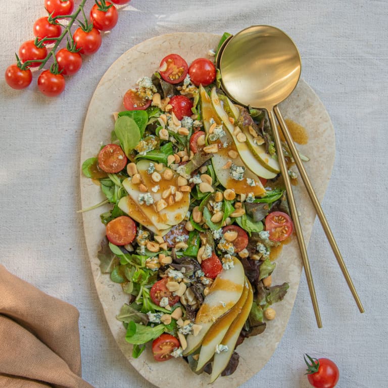 Salade met Looye Honingtomaten, peer, blauwe kaas, balsamico en pinda’s  