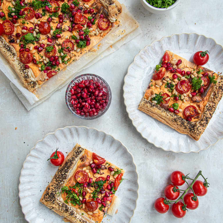 Plaattaart met Looye Honingtomaten, harissa-labneh en sumak