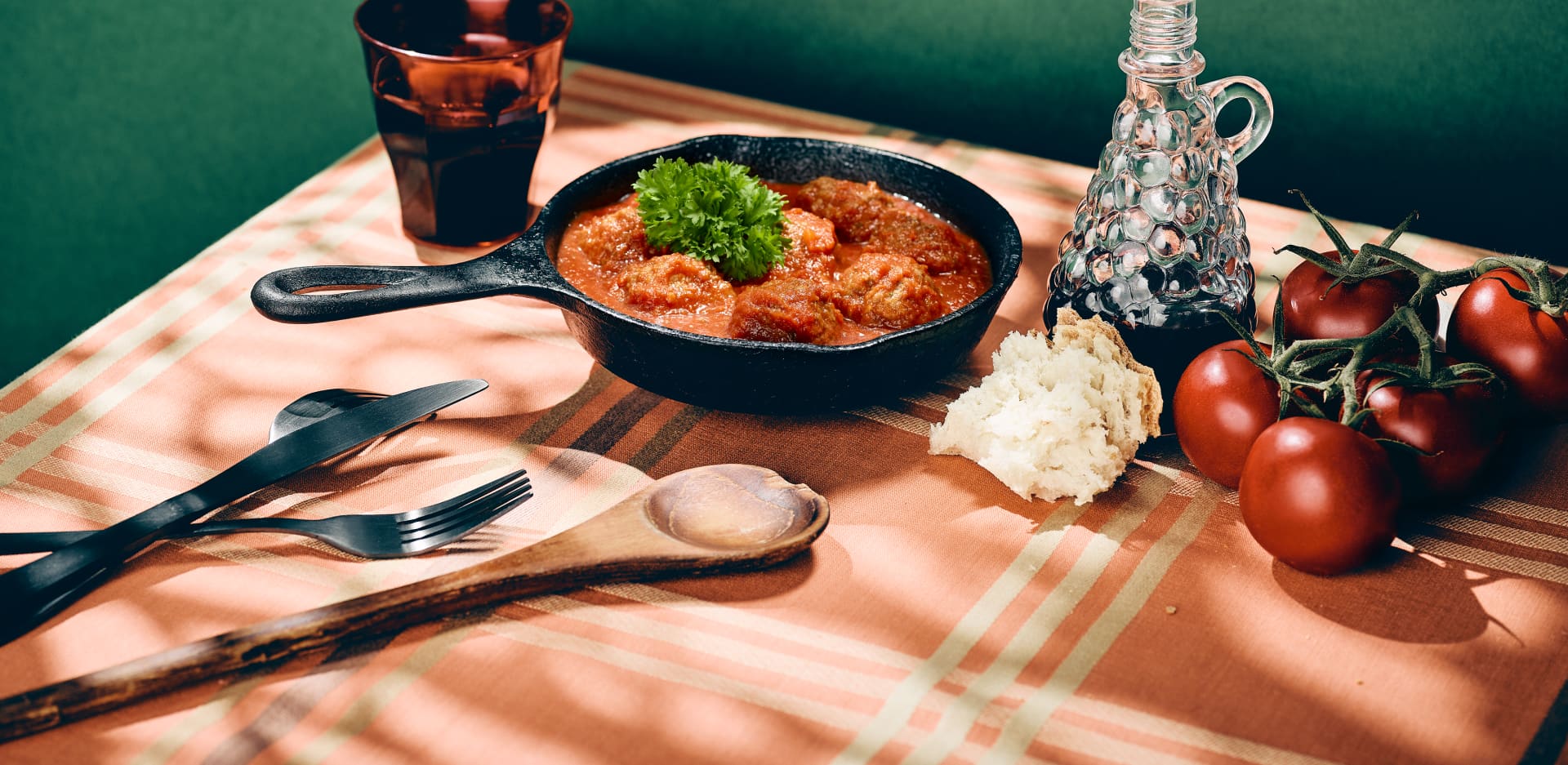 Een Spaanse avond, of gewoon zin in tapas? Maak zelf Albóndigas; Spaanse gehaktballetjes in een saus van JOYN® tomaten. Eenvoudig te bereiden en vol van smaak!