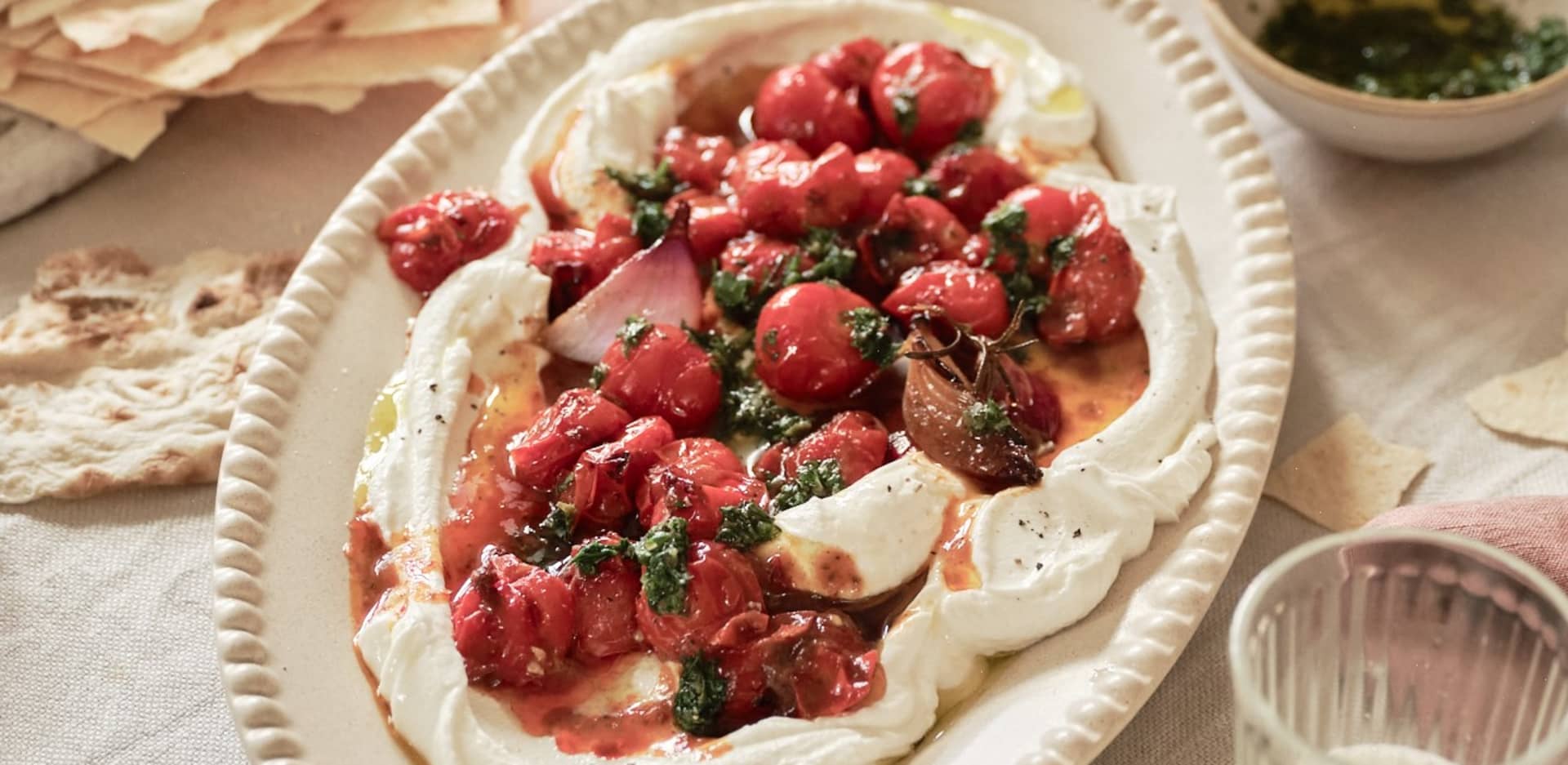 Labneh met geroosterde harissa-honingtomaten