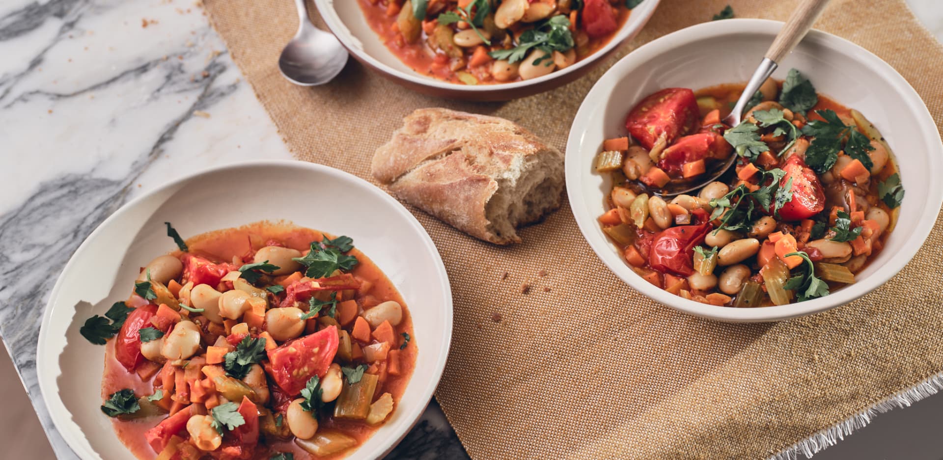 Griekse bonenstoof met JOYN tomaten in kommen