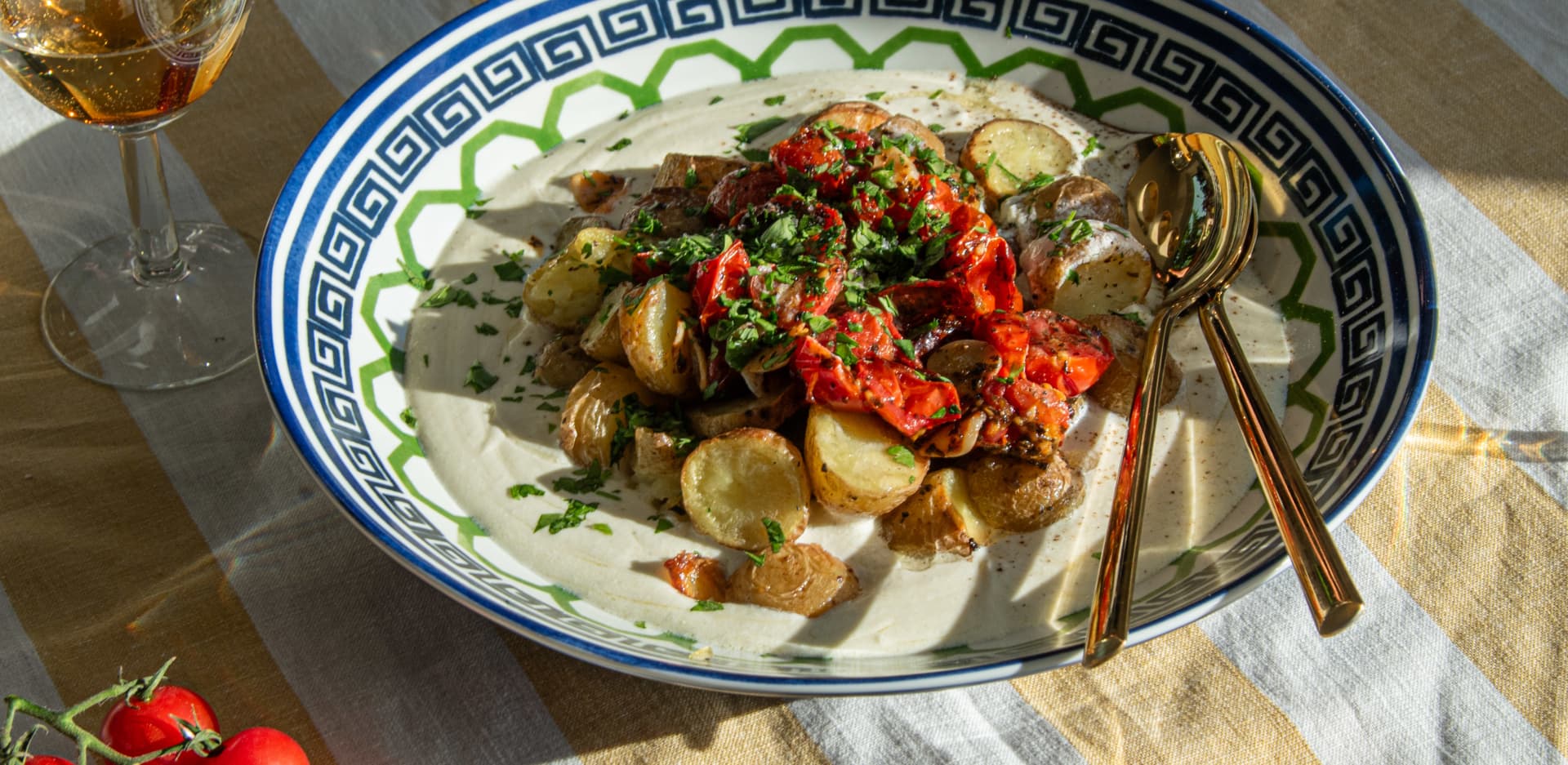 Griechische Ofenkartoffeln mit karamellisierten Looye Honigtomaten & Whipped Feta  
