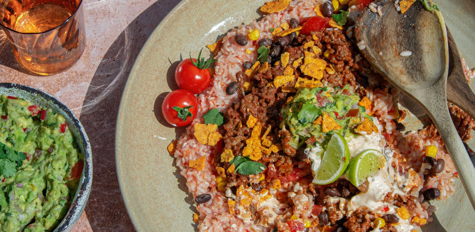 Mexikanische Bowl mit Looye Joyn Tomatenreis, Guacamole und Crème-fraîche-Dip 