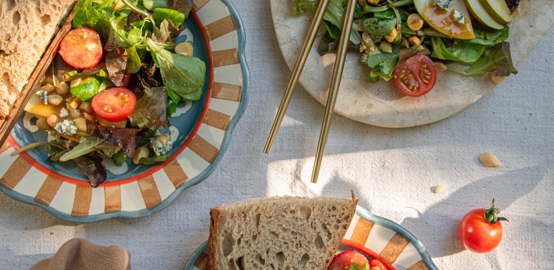 Salade met Looye Honingtomaten, peer, blauwe kaas, balsamico en pinda’s  