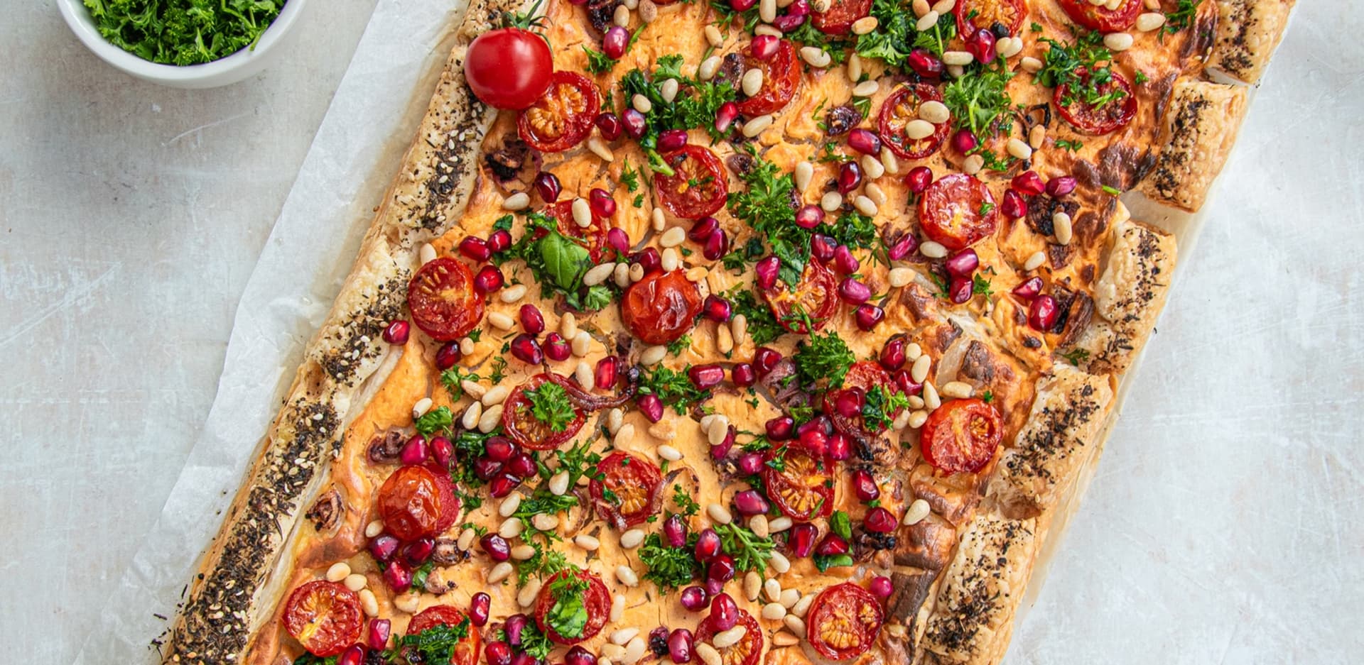 Plaattaart met Looye Honingtomaten, harissa-labneh en sumak