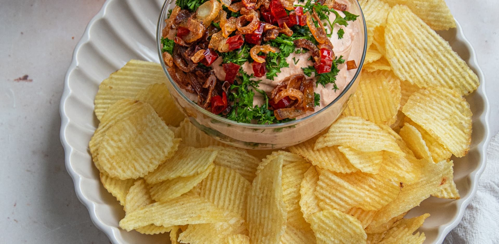 Tomaten-labneh dip met Looye Honingtomaten, crispy sjalotjes en verse kruiden