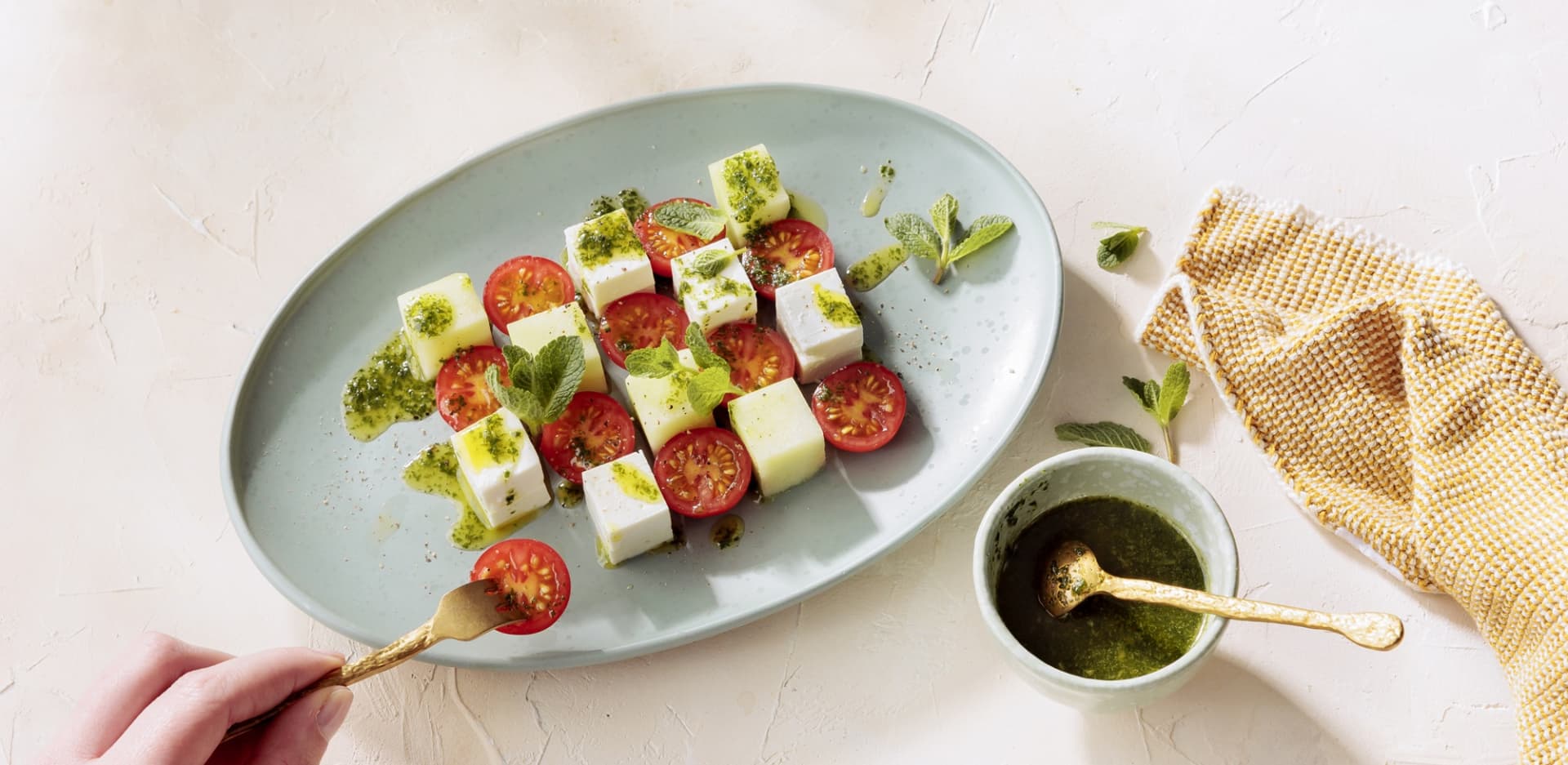 Schachbrettsalat mit Honigtomaten, Honigmelone, Feta und Minze