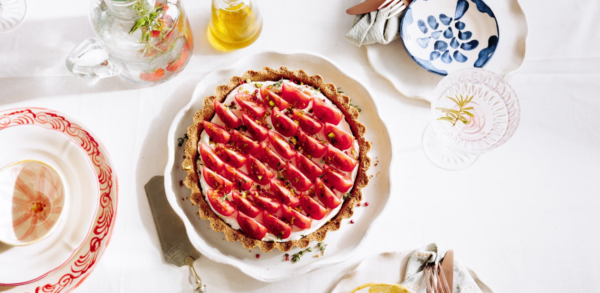 Zonnige tomatentaart met feta en pistache