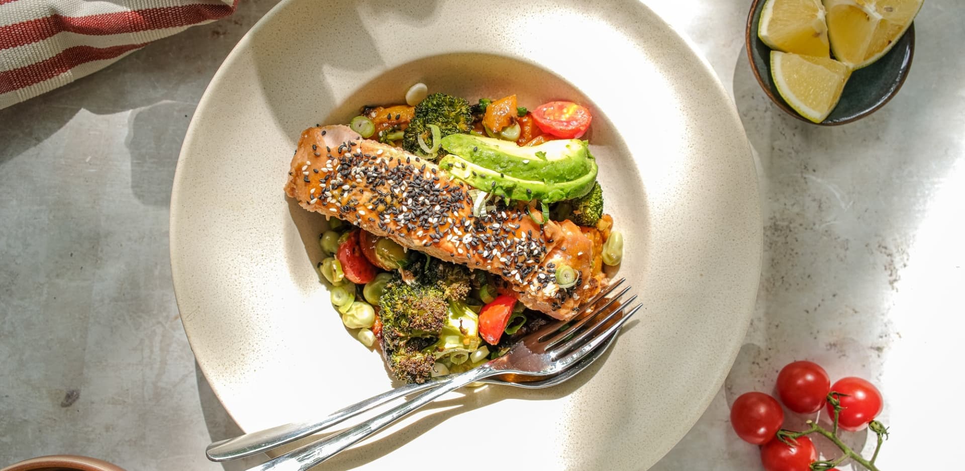 Zalm bowl met Looye Honingtomaten, pompoen, broccoli en spicy dressing