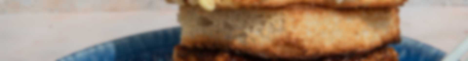 Japanse katsu sando met frisse Looye Honingtomaten-koolsla en tonkatsu saus