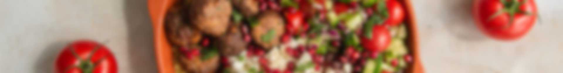 Libanese couscoussalade met frisse Looye Honingtomatensalade, harissa gehaktballetjes, feta en granaatappelpitjes 