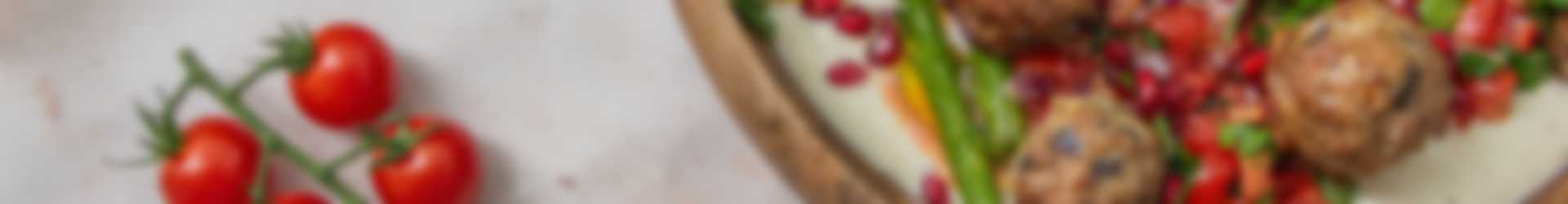 Yoghurt bowl met Looye Honingtomaten, gehaktballetjes, bimi en granaatappelpitjes