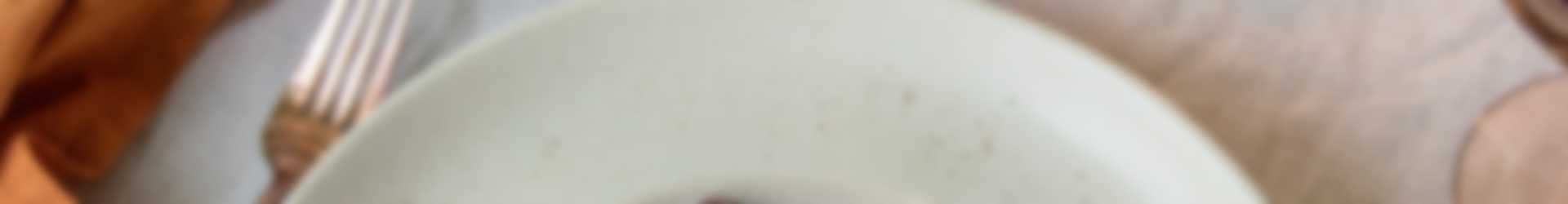 Comfort Bowl mit Looye Honigtomaten, Süßkartoffeln, Quinoa, knusprigen Kichererbsen, gerösteten Weintrauben, Ziegenkäse und Tahini-Zitronen-Dressing    