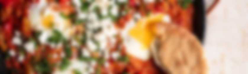 Shakshuka mit Joyn Tomaten, Feta und frischen Kräutern