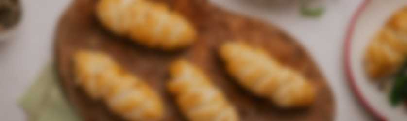 Geflochtene Mini-Strudel mit Looye Joyn Tomaten, Salsiccia und Schwarzkohl