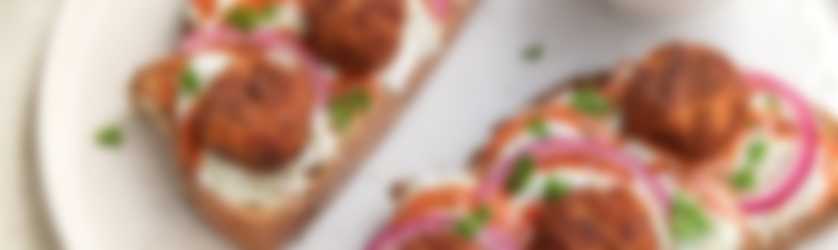 Broodje falafel met tomatencrème van Looye Honingtomaten, tzatziki en ingelegde rode ui 