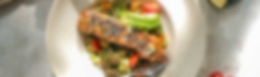 Zalm bowl met Looye Honingtomaten, pompoen, broccoli en spicy dressing