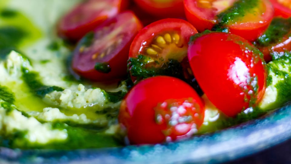 Basilicumhummus met gemarineerde Honingtomaten en flatbread