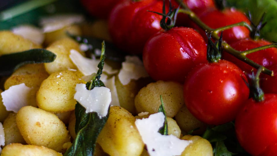 Knapperige gnocchi met gepofte Honingtomaten