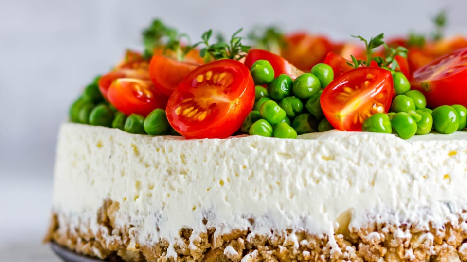 Hartige cheesecake met Honingtomaten en erwtentopping