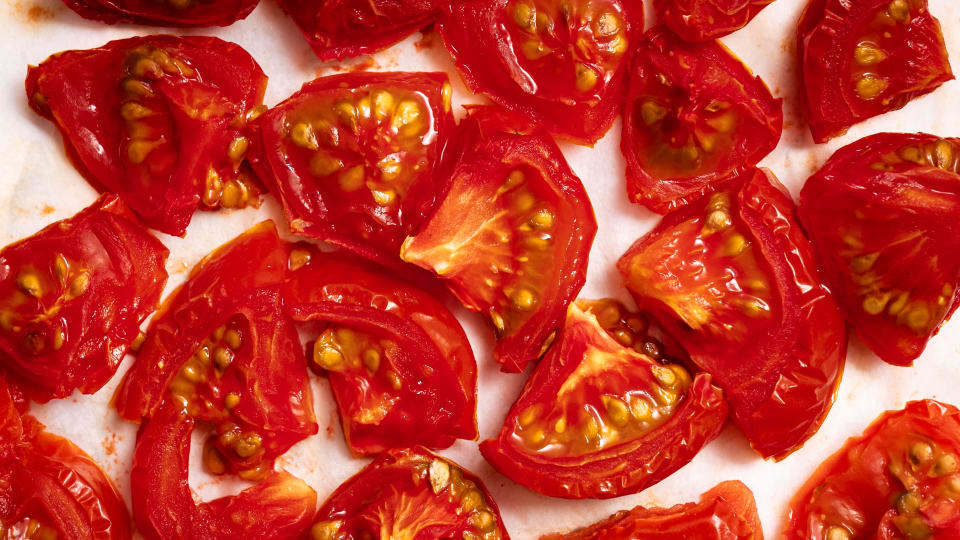 Tomaten-Tatar aus Joyn Tomaten und Sesam-Mayonnaise 
