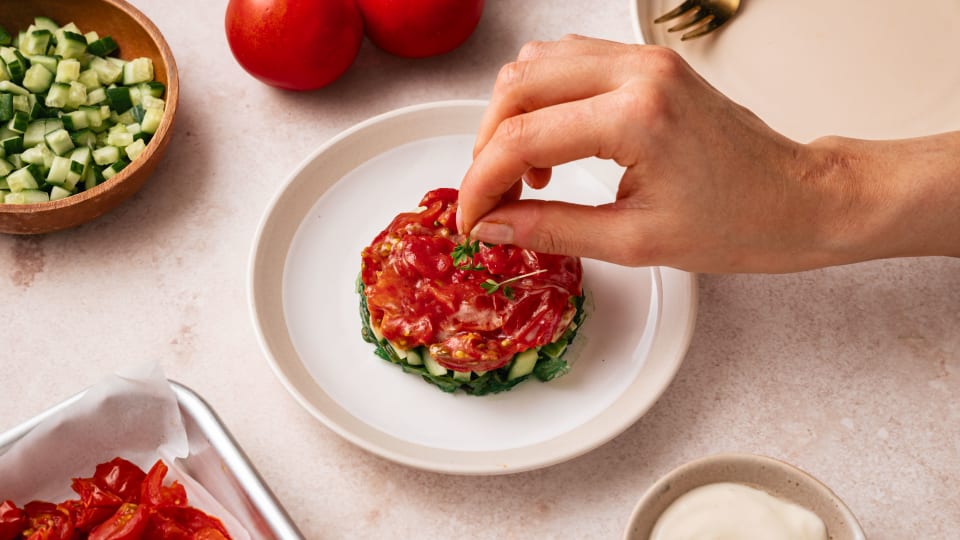 Tomaten-Tatar aus Joyn Tomaten und Sesam-Mayonnaise 