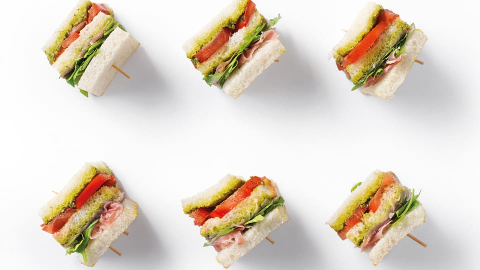 MINI TOMAATSANDWICH MET PROSCIUTTO