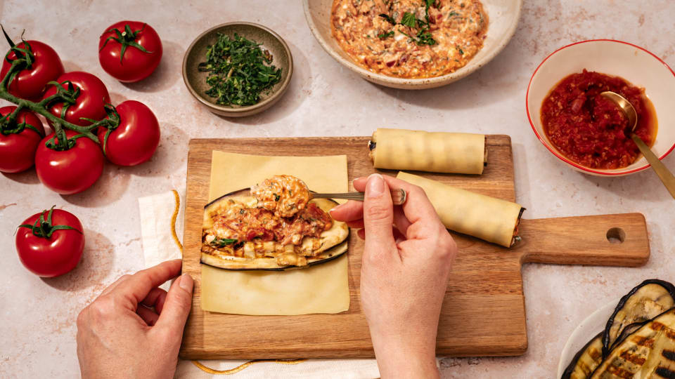 Hausgemachte Cannelloni mit gegrillter Aubergine, Joyn Tomatensauce, Fetakäse und frischer Minze 