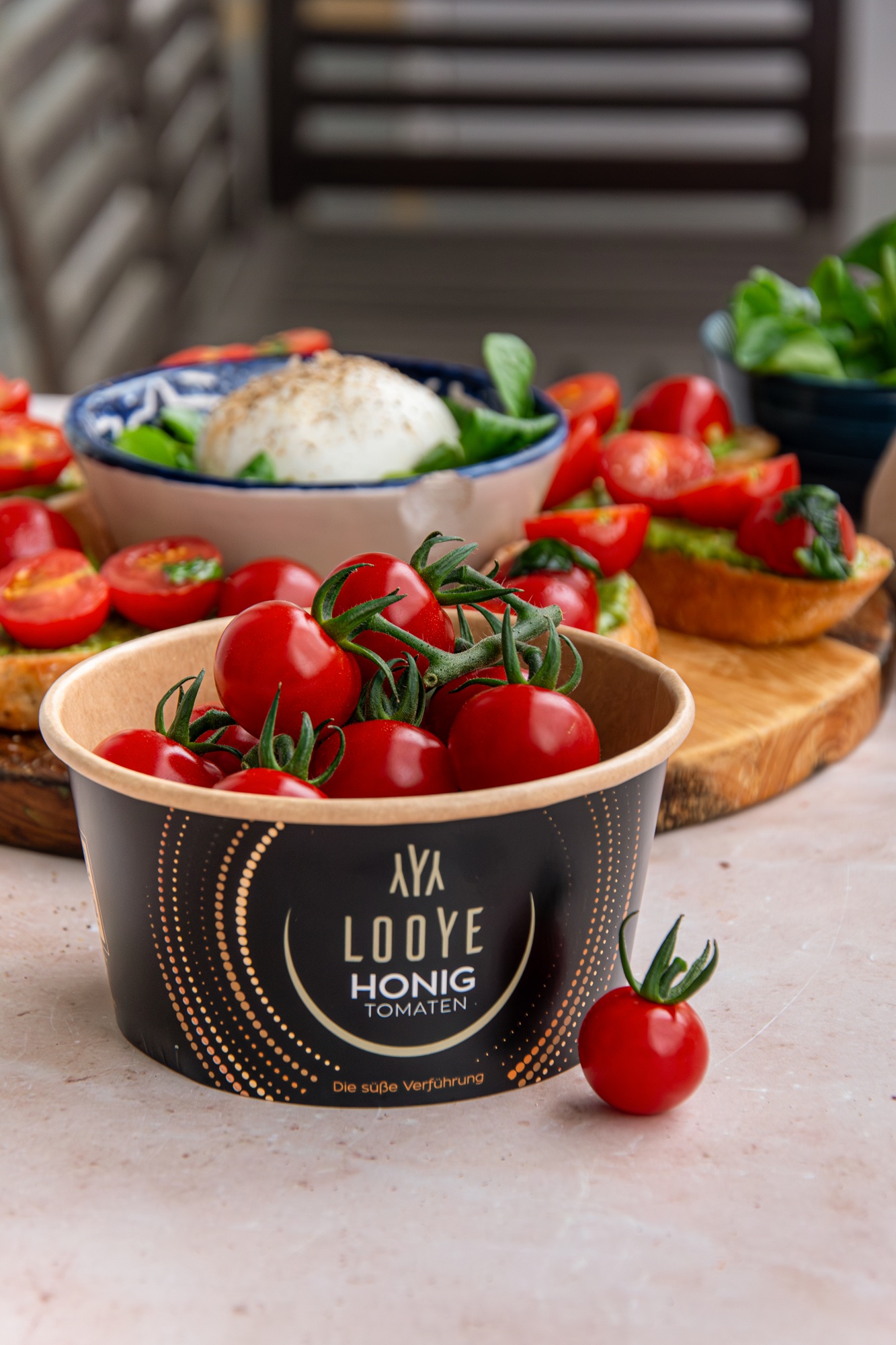 Burrata Snackplatte mit Looye Honigtomaten und Pesto