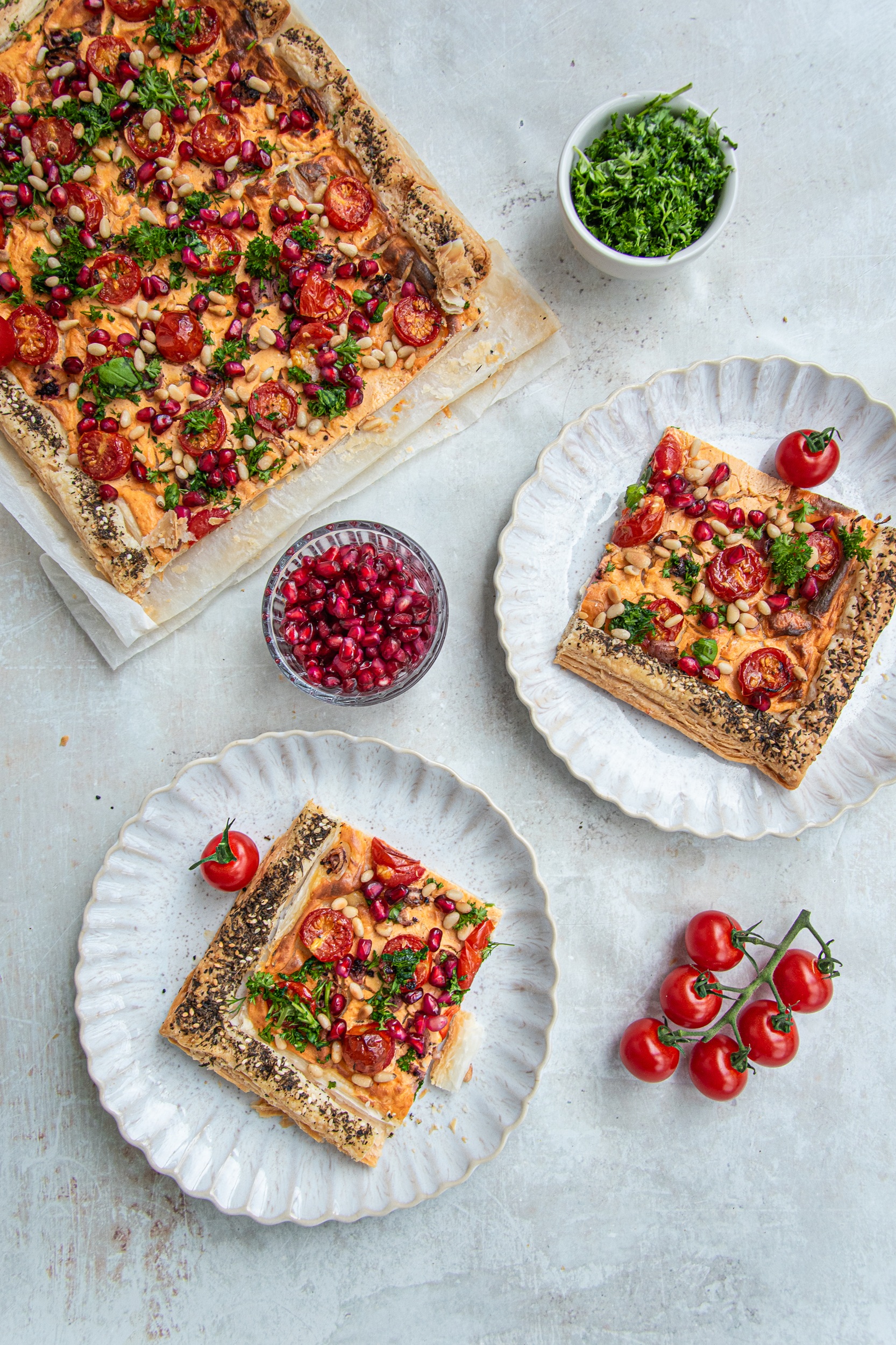 Plaattaart met Looye Honingtomaten, harissa-labneh en sumak