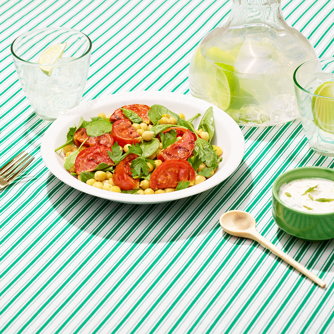 Gegrilde Looye Joyn tomatensalade met kikkererwten en yoghurt-muntsaus