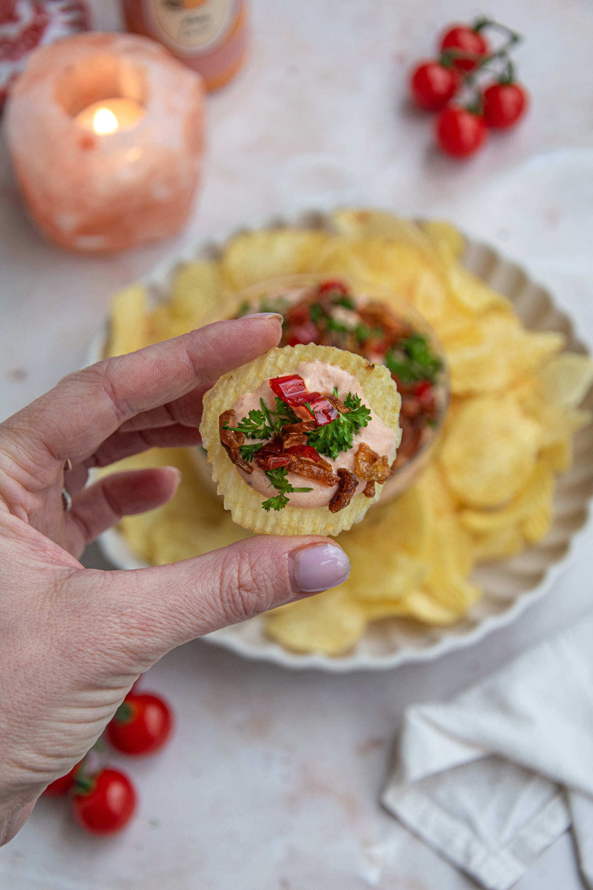 Tomaten-Labneh-Dip mit Looye Honigtomaten, knusprigen Schalotten und frischen Kräutern