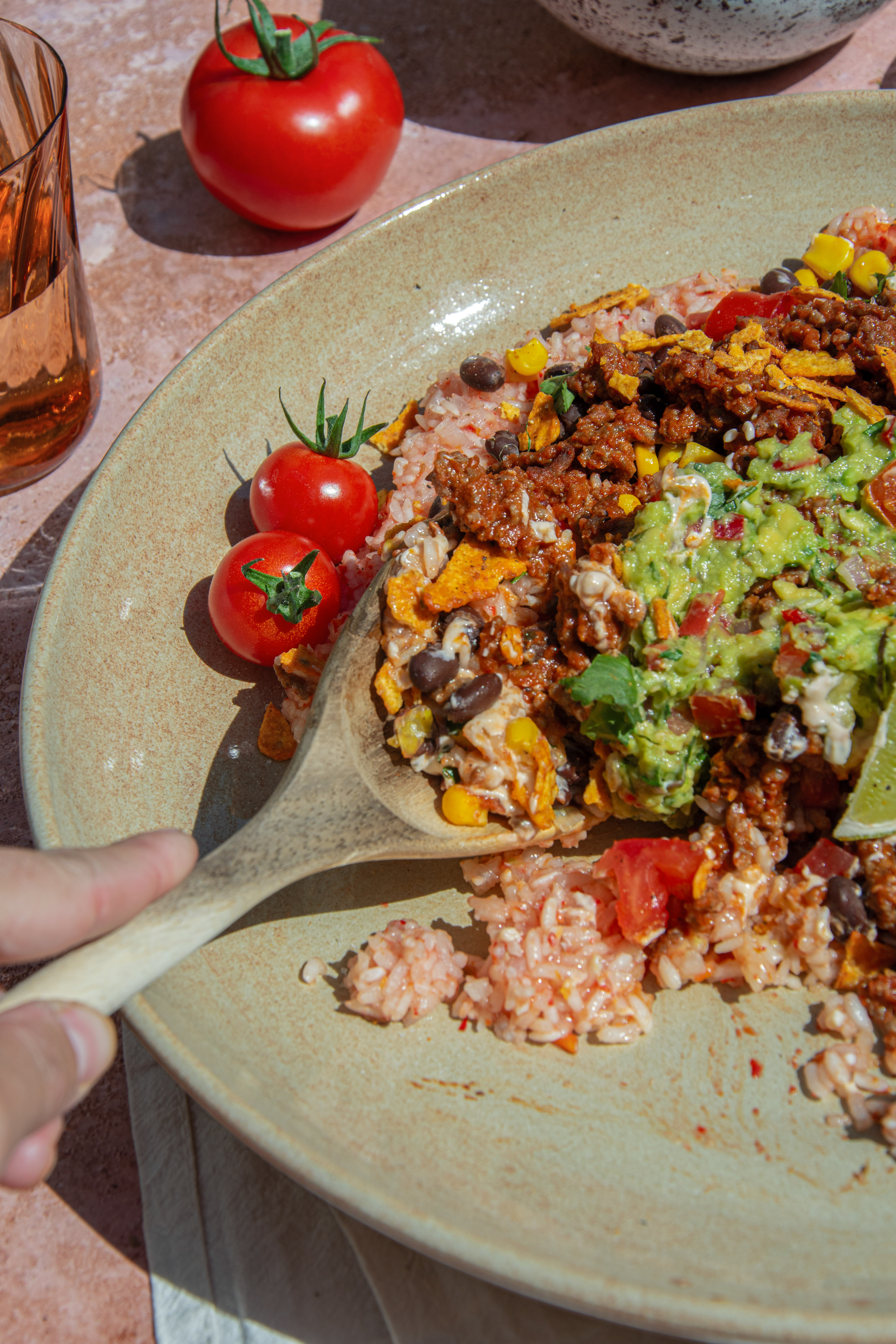 Mexikanische Bowl mit Looye Joyn Tomatenreis, Guacamole und Crème-fraîche-Dip