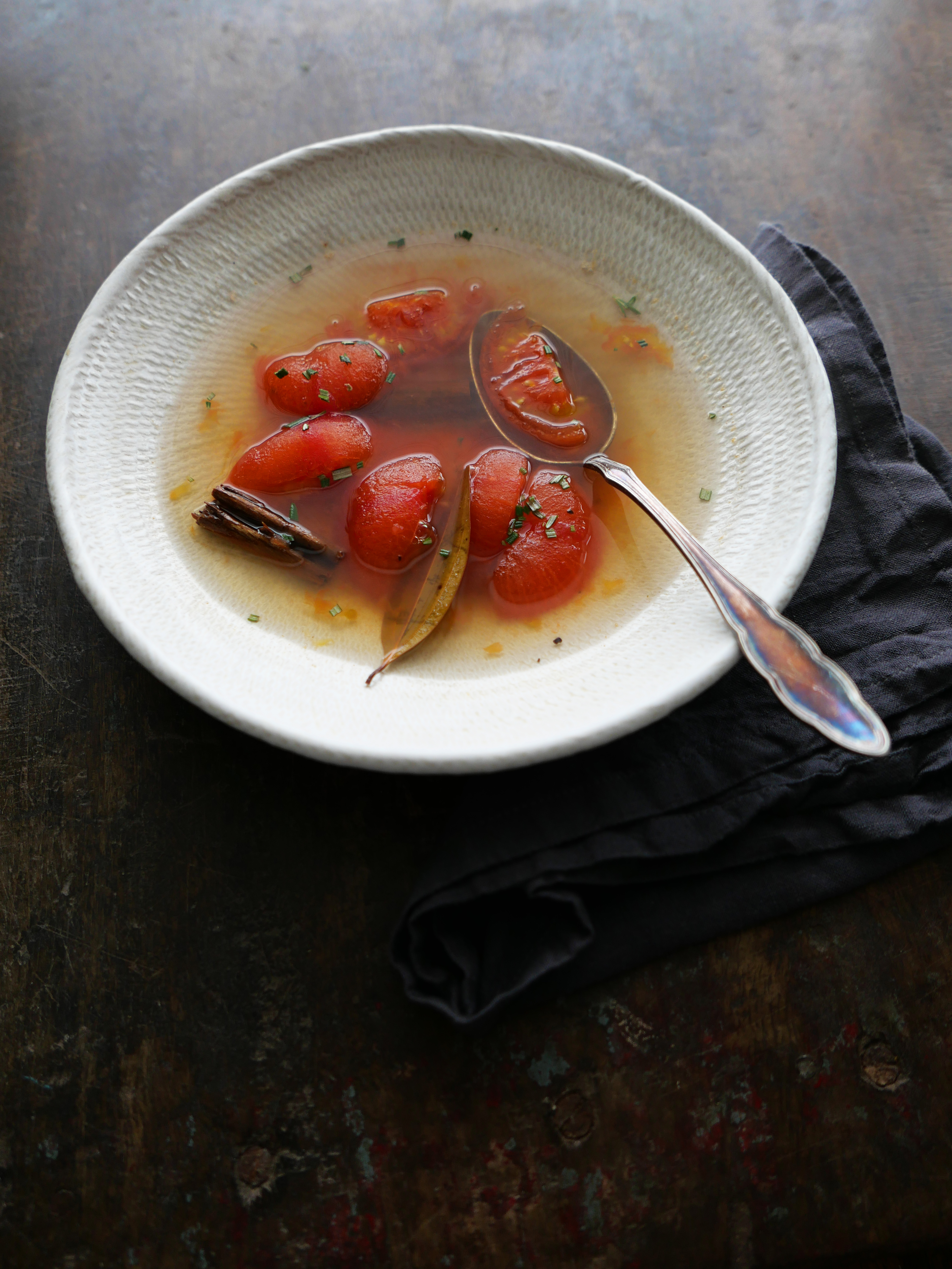 Tomatenbouillon met kaneel en laurier