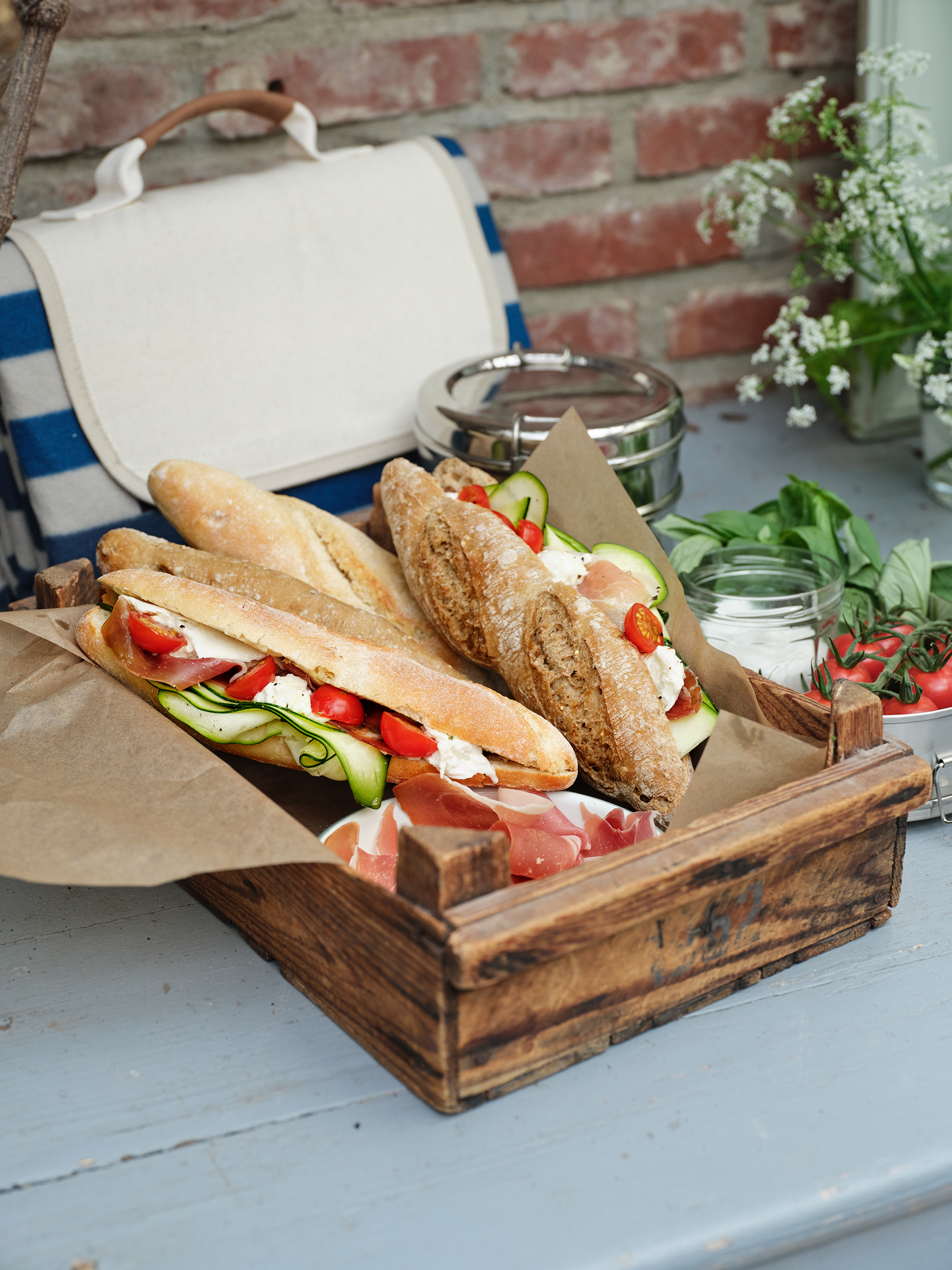 Stokbrood to go met mozzarella, ham, courgette en Honingtomaten