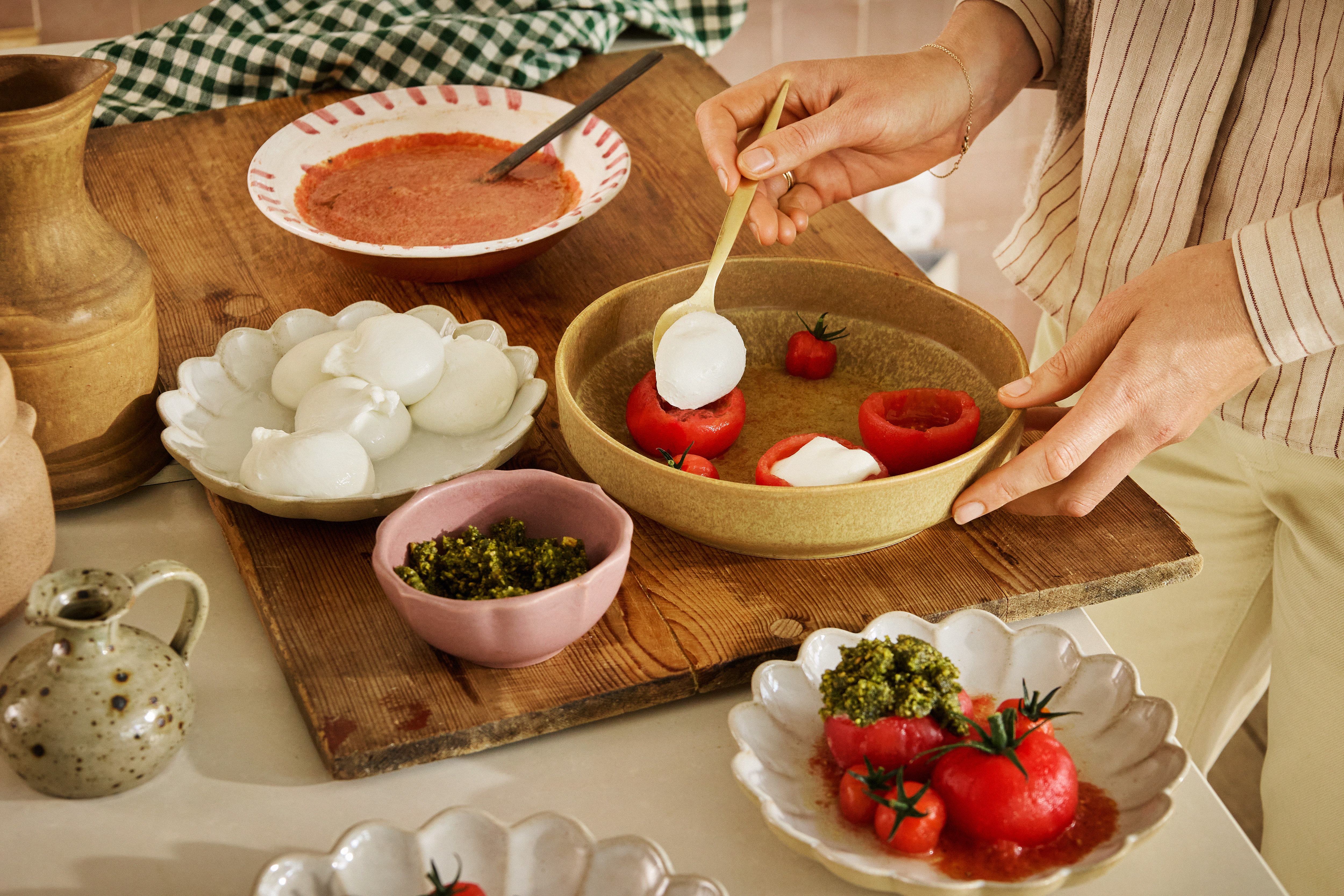 Gefüllte Joyn Tomaten mit Burrata und Pistaziensalsa