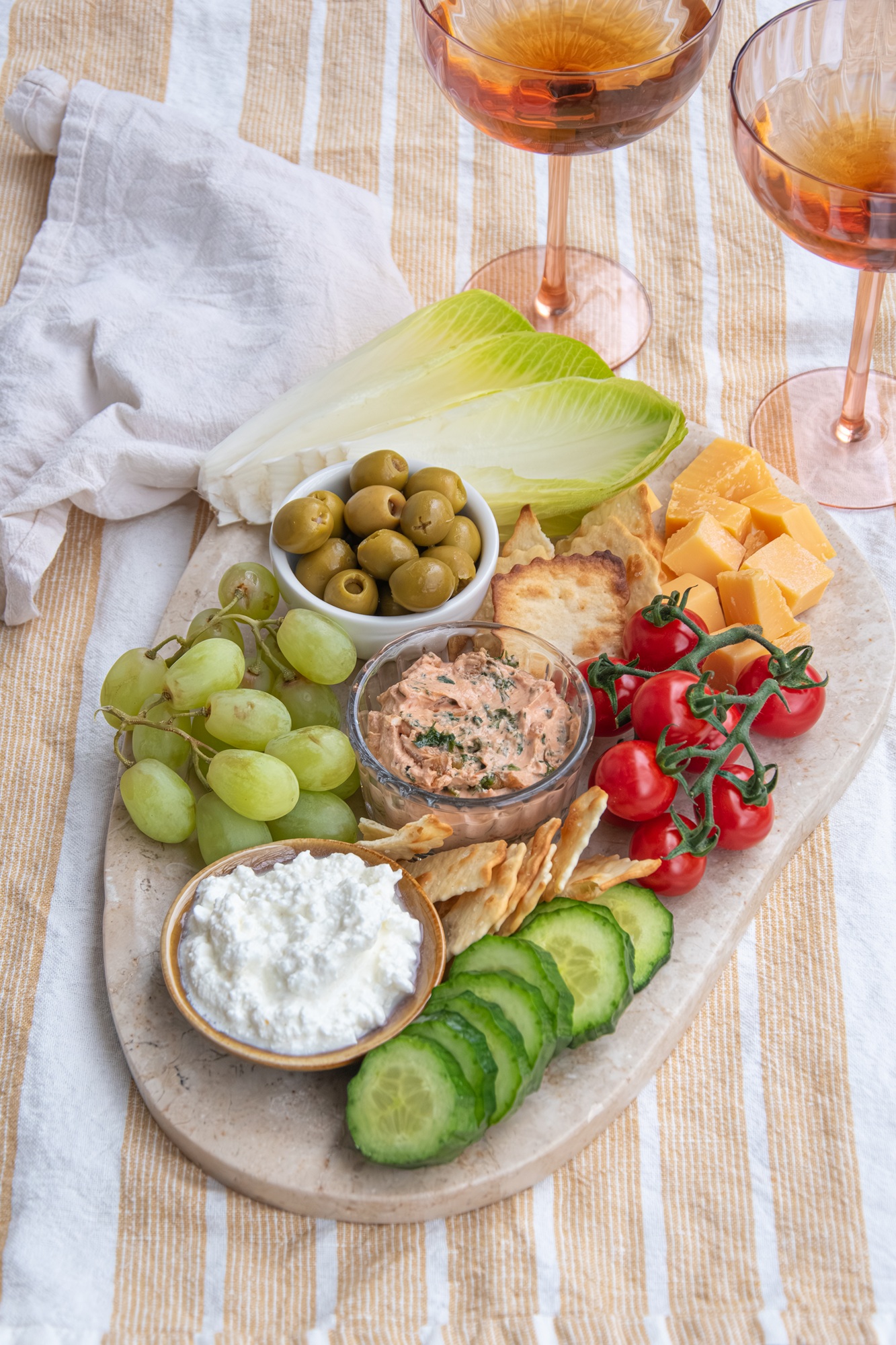 Herzhafter Snackteller mit Looye Honigtomaten