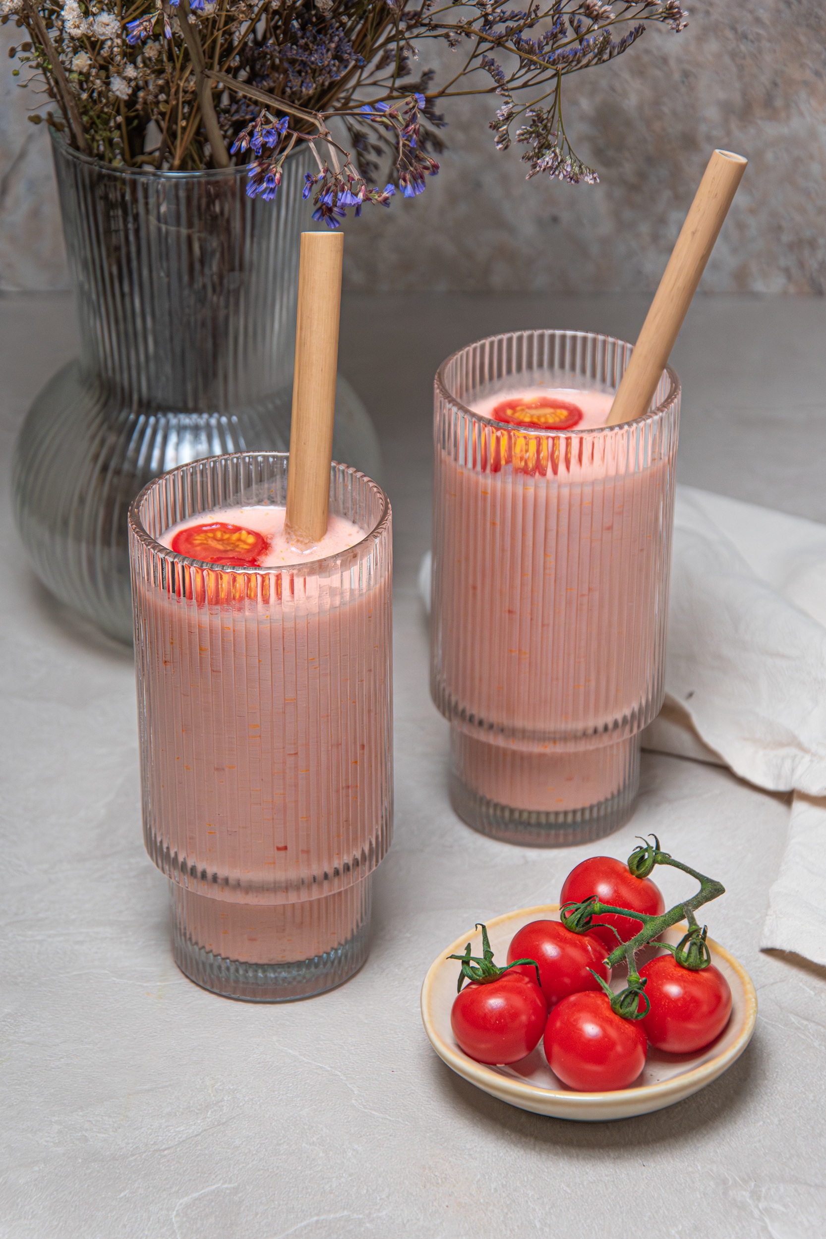 Tomaten-Smoothie aus Looye Honigtomaten, Birne und Kokoswasser